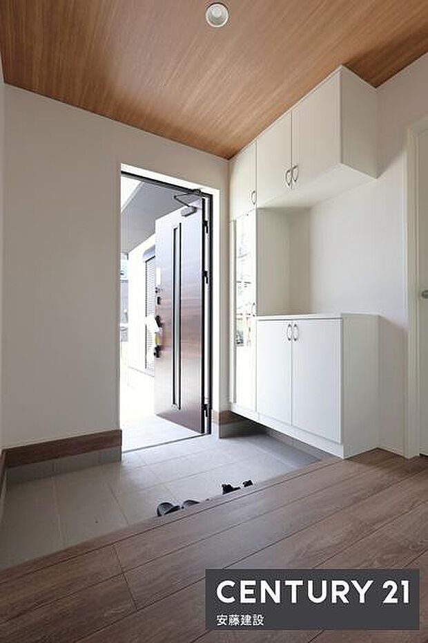 【　玄関　/　entrance　】落ち着いた雰囲気の玄関は、帰宅・来客を心地よく迎えてくれます