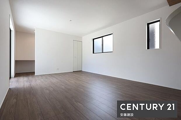 【　リビング+フリースペース　/　16帖　】二面採光でで陽当・風通良好な開放感のある広々リビング！ダイニングとプライベート空間を分けてレイアウト可能なゆとりの広さ