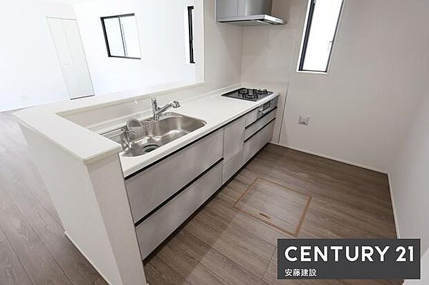 【　キッチン　/　Kitchen　】お料理の受け渡しもスムーズな対面式のシステムキッチン冷蔵庫、食器棚を置いても余裕のあるゆとりの空間