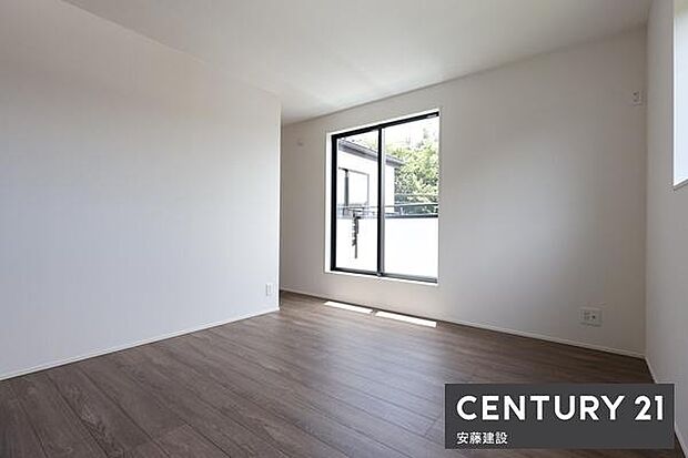 【　寝室+WIC　/　7.75帖　】バルコニーに面した採光豊かな寝室！お好みの家具を置いてこだわりの空間を作れる広さのお部屋！