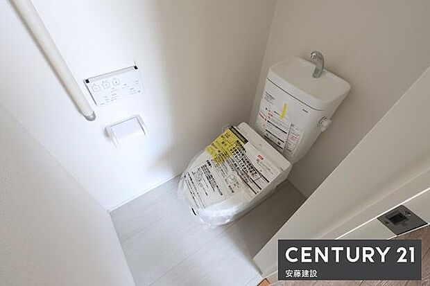 【　トイレ　/　toilet　】明るく清潔的なトイレ手摺完備で家族みんなにやさしい設計