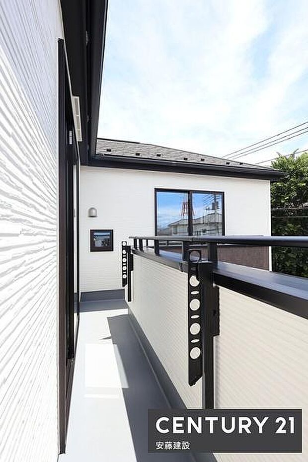 【　バルコニー　/　Balcony　】寝室・子供部屋から出入可能な南向きバルコニーL字型バルコニーで洗濯物の量が多くても安心して干せます！