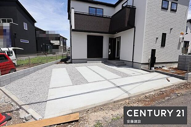 【　駐車場　/　parking　】並列2台可能な駐車スペースご夫婦それぞれのお車をお家の前に停めることができます