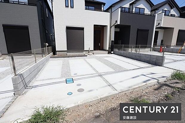 【 駐車場 / parking 】並列2台可能な駐車スペースご夫婦それぞれのお車をお家の前に停めることができます