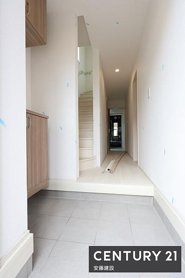 【　玄関　/　entrance　】白を基調とした明るい玄関は、帰宅・来客を心地よく迎えてくれますシューズボックス完備