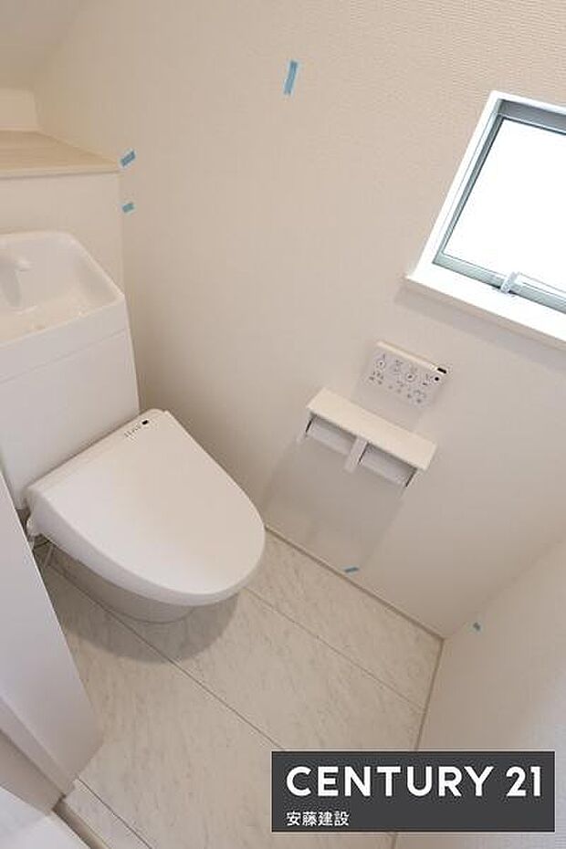 【　トイレ　/　toilet　】明るく清潔的なウォッシュレット付きトイレちょっとした棚があるのも嬉しいポイント