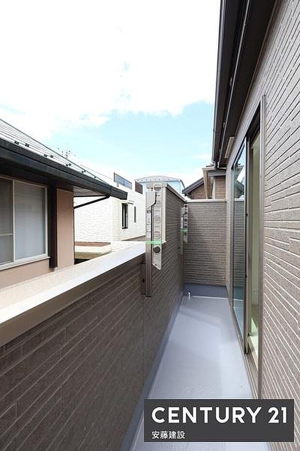 【　2階バルコニー　/　Balcony　】2階リビングから出入できる南東向きバルコニー高さ調整可能な物干し完備！