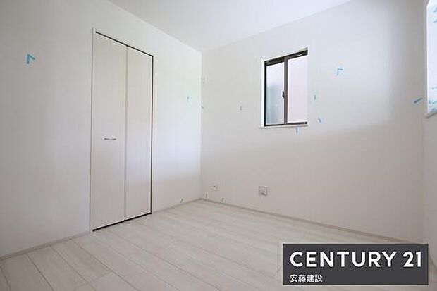 【　1階洋室　/　4.5帖　】お好きな家具を自由にレイアウトできる広さの洋室！クローゼット完備