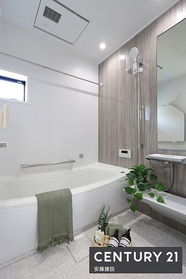 【 2階浴室 / Bathroom 】ゆったりと至福のバスタイムを過ごせそうな清潔感ある浴室浴室暖房乾燥機が備わっており換気しやすく、冬場は過度な温度差を防げます