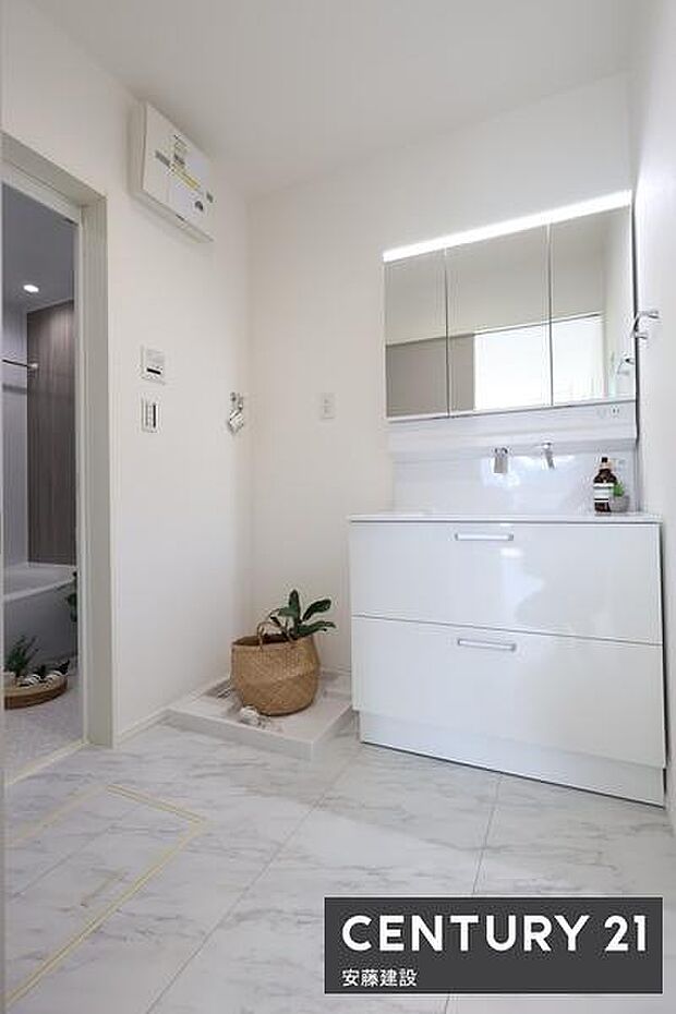 【 2階洗面所 / Washroom 】清潔感溢れる洗面所は、忙しい朝もストレスフリーに身支度できそうな空間しっかり収納もできる独立洗面化粧台完備!