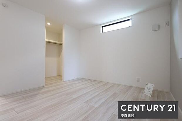 【　サービスルーム　/　8帖　】居室としても使えるゆとりある広さのサービスルームどんな家具にも合わせやすい白基調のお部屋です