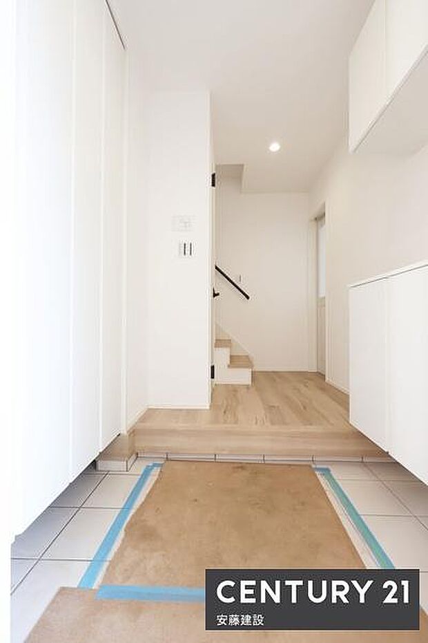 【 玄関 / entrance 】住む人を毎日見送り迎え入れる、落ち着いた雰囲気の玄関大容量収納可能なSIC完備