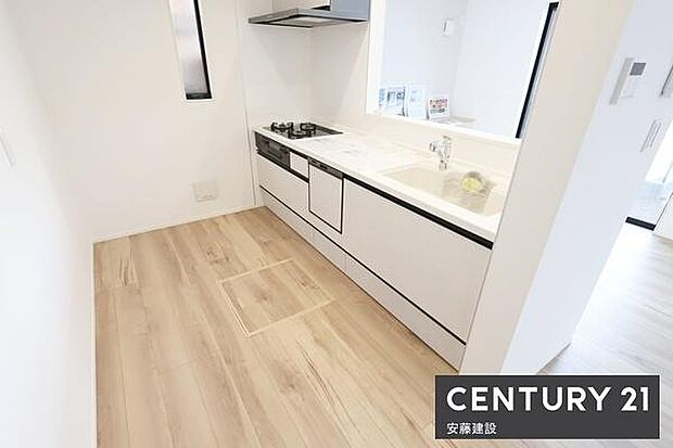 【 キッチン / Kitchen 】リビングを見渡せるオープンキッチンで、お料理の受け渡しもスムーズ!窓があり熱やにおいがこもりにくい設計