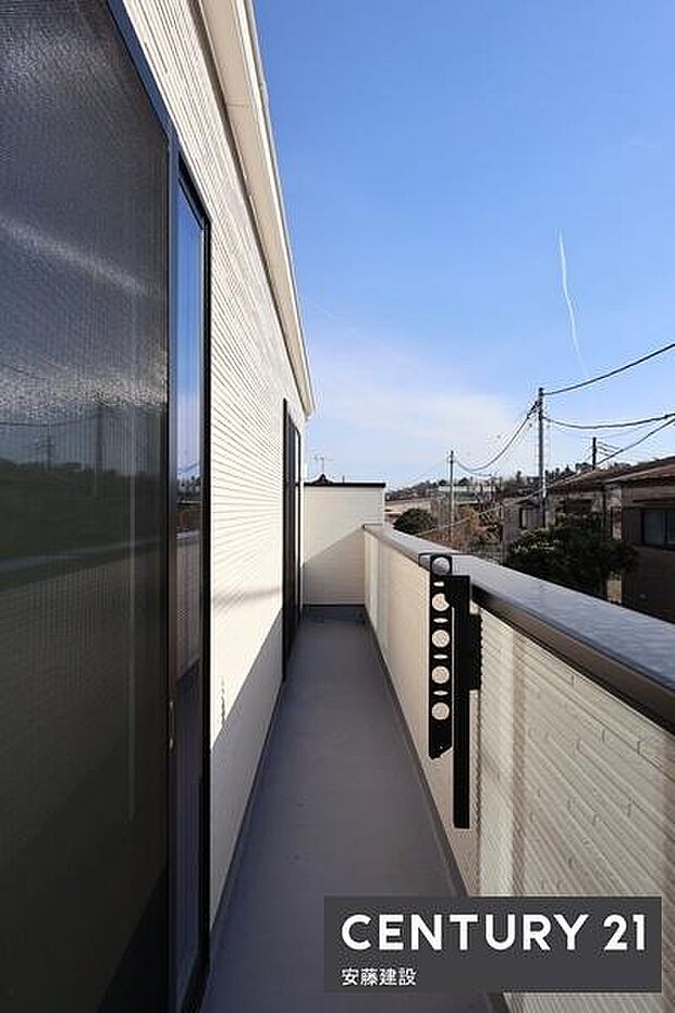 【 バルコニー / Balcony 】陽当良好な南東向きバルコニー!