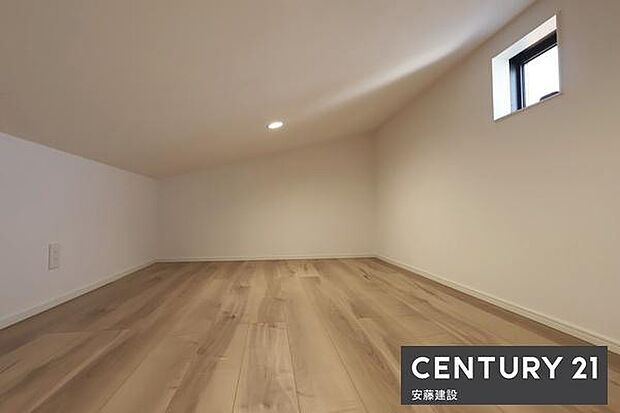 【 グルニエ 】換気窓があるグルニエ収納スペースシーズンオフの用品や思い出の品を大事に保管できる空間