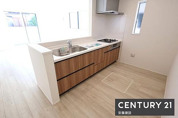 【　キッチン　/　Kitchen　】リビングを見渡せるオープンキッチンで、お料理の受け渡しもスムーズ！窓があり熱やにおいがこもりにくい設計