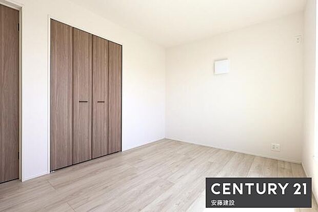 【　寝室　/　6帖　】南東向きバルコニーに面して採光豊かな、広々とした寝室お好みの家具を置いてホテルライクな空間なども楽しめます！