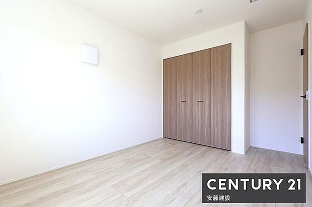 【　子供部屋　/　6帖　】清潔感溢れるシンプルな洋室お子様にもちょうどいいサイズのお部屋です！クローゼット完備