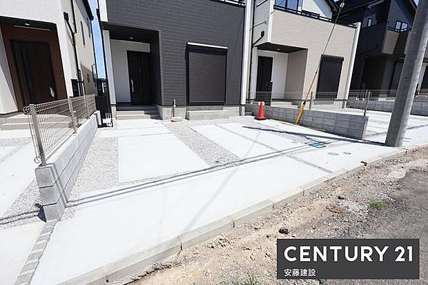 【　駐車場　/　parking　】並列2台可能な駐車スペースご夫婦それぞれのお車をお家の前に停めることができます