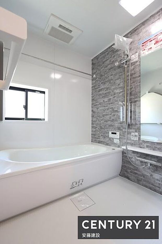 【　浴室　/　Bathroom　】たっぷりのお湯にゆったり浸かれそうな、清潔感ある浴室です。ホスクリーンが備わっており、雨の日でも部屋干し可能