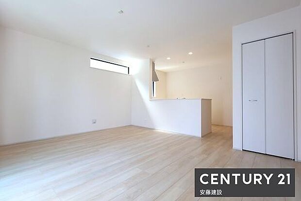 南東角地に立地の4LDK陽当り良好客間やファミリークローク、お子様の遊び場などにも便利な1階和室