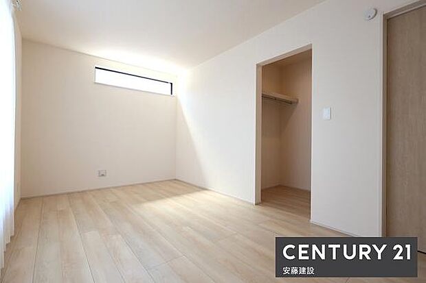 【 寝室+WIC / 7.5帖 】南東向きバルコニーに面して採光豊かな、ゆとりある広さの寝室お好みの家具を置いてこだわりの空間を作れる広さのお部屋!