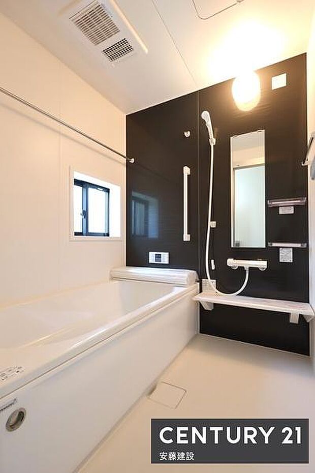 【 浴室 / Bathroom 】たっぷりのお湯にゆったり浸かれそうな、清潔感ある浴室浴室乾燥機が備わっており換気もばっちりできます!