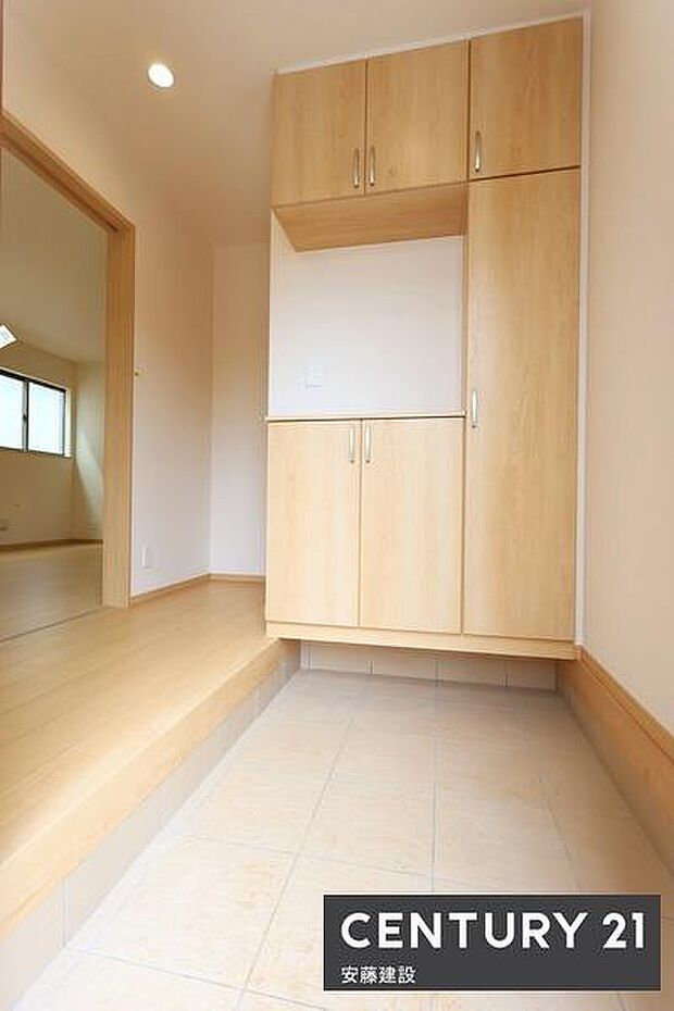 【　玄関　/　entrance　】落ち着いた雰囲気の玄関は、帰宅・来客を心地よく迎えてくれます散らかりがちな玄関も片付くシューズボックス完備