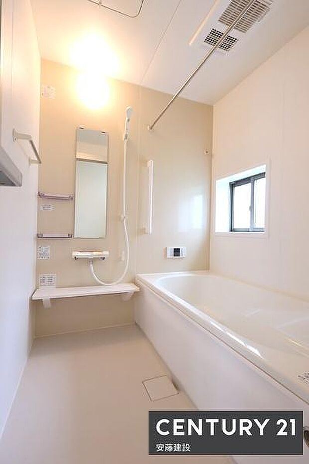 【　浴室　/　Bathroom　】たっぷりのお湯にゆったり浸かれそうな、清潔感ある浴室です。ホスクリーンが備わっており、雨の日でも部屋干し可能