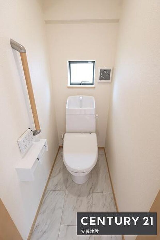【　トイレ　/　toilet　】清潔的なウォッシュレット付きトイレ手摺完備で家族みんなにやさしい設計