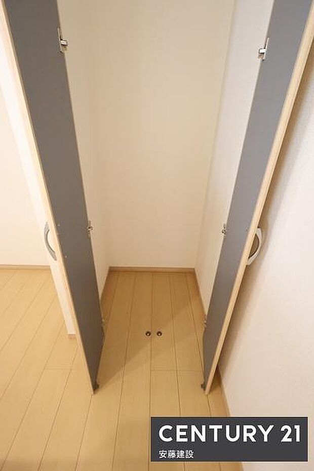 【　収納　】キッチン横にはパントリーとして使える収納完備！日用品や食料品のストックもしっかり片付きます