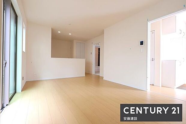 全室南東向きで陽当・風通良好の4LDKスーパーやドラッグストア、飲食店が揃った「そよら入曽駅前」まで車約7分！