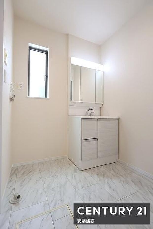 【　洗面所　/　Washroom　】明るくゆとりのある洗面所忙しい朝もストレスフリーに身支度できますね！