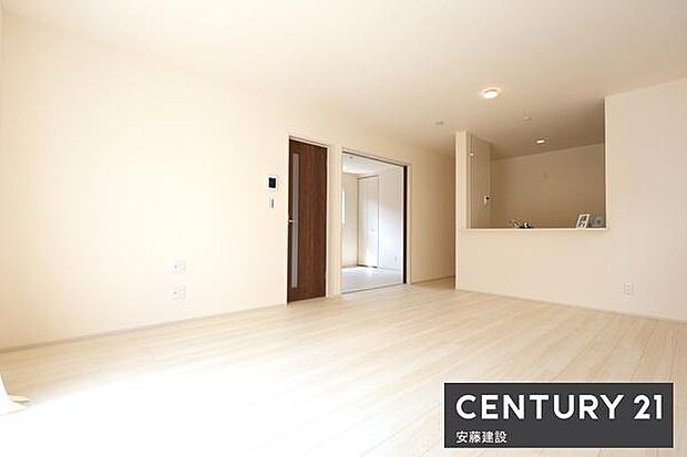 WIC・フリースペース完備で居住空間を広々と活用可能な9帖寝室コンビニまで徒歩約4分