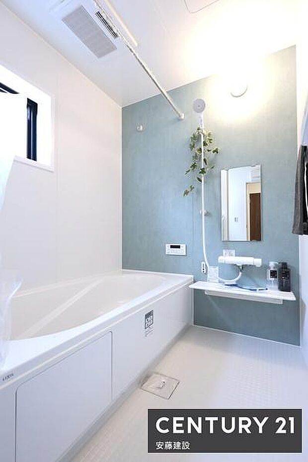 【　浴室　/　Bathroom　】たっぷりのお湯にゆったり浸かれそうな、清潔感ある浴室浴室乾燥機が備わっており換気もばっちりできます！