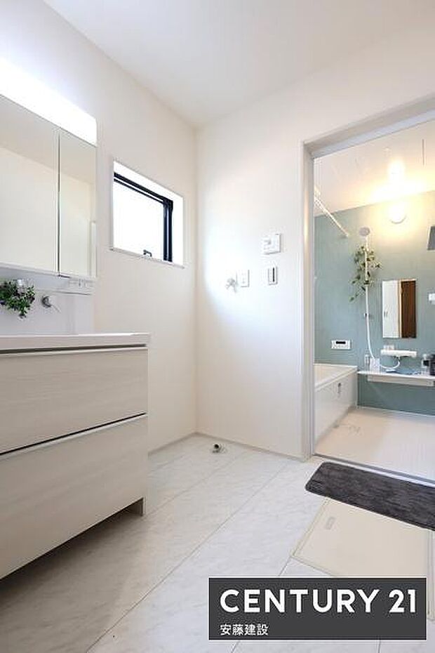 【　洗面所　/　Washroom　】明るくゆとりある広さの洗面所身支度のしやすい独立洗面化粧台完備！