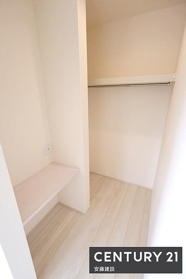 【　ストレージ　】カウンター完備のちょっとしたストレージルームWICとしても使えるハンガーパイプ完備