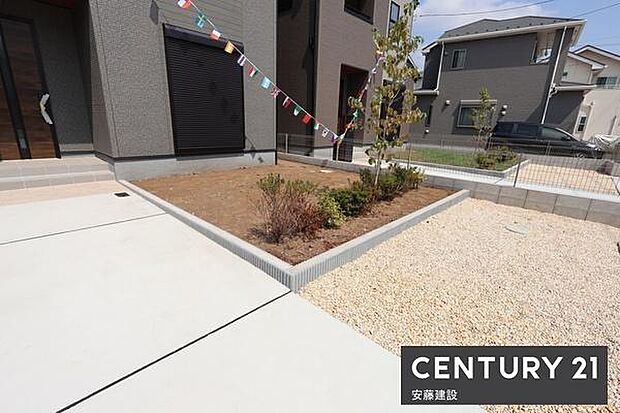 【　庭　/　Garden　】駐車場後ろ側にちょっとしたスペース完備