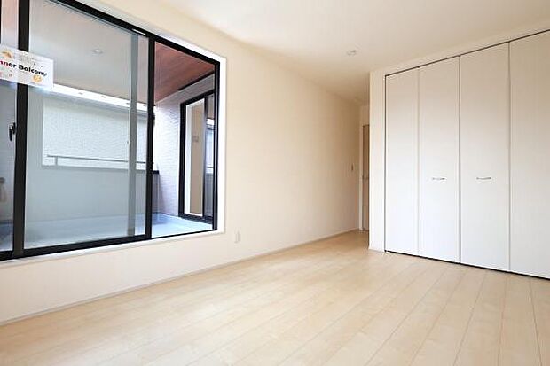 【　寝室　/　7.5帖　】お好みの家具を置いてこだわりの空間を作れる、ゆとりのある広さの寝室