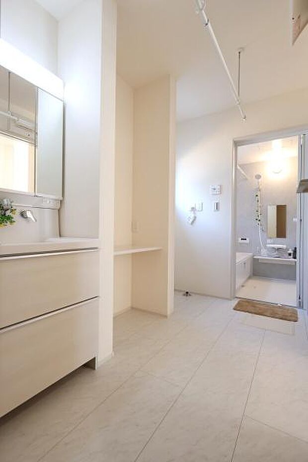 【　洗面所　/　Washroom　】清潔感溢れる洗面所は、忙しい朝もストレスフリーに身支度できそうな空間