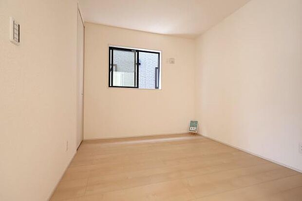 【　1階洋室　/　4.5帖　】リビングと合わせて20.5帖になるお部屋引き戸を開けばより開放的な空間に