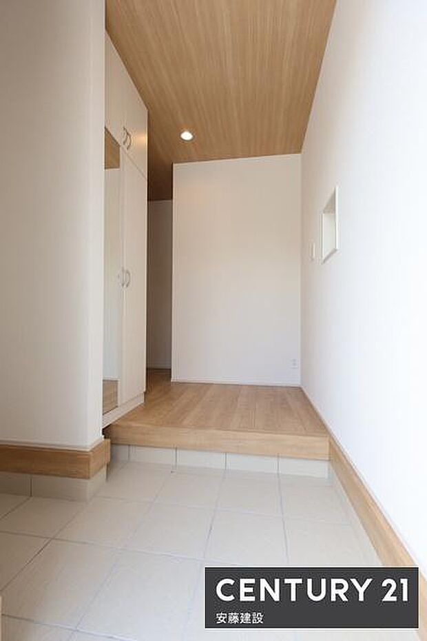 【 玄関 / entrance 】住む人を毎日見送り迎え入れる、清潔的で開放感のある玄関