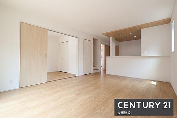 開放的な角地に立地の4LDK邸宅SICやWIC、リネン庫と収納豊富