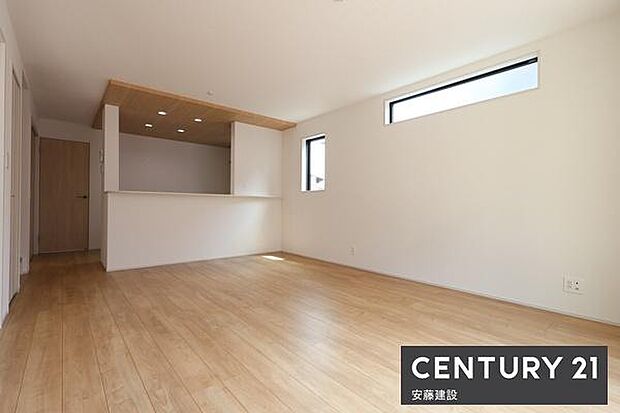 【 リビング / 16帖 】家族みんながゆったりくつろげそうな広々としたLDKダイニングテーブルと3人掛けのソファーを置いてもゆとりが生まれるリビング