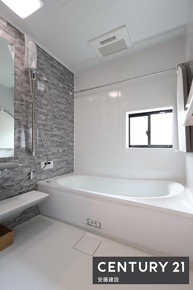 【 浴室 / Bathroom 】ゆったりと至福のバスタイムを過ごせそうな清潔感ある浴室浴室暖房乾燥機が備わっており換気しやすく、冬場は過度な温度差を防げます