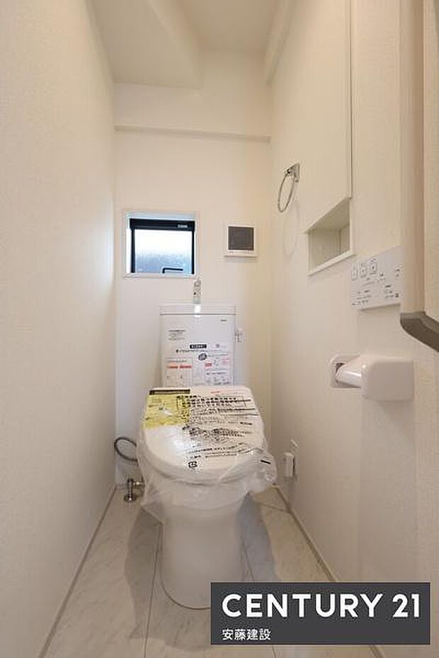 【 トイレ / toilet 】清潔的なウォッシュレット付きトイレ手摺完備で家族みんなにやさしい設計