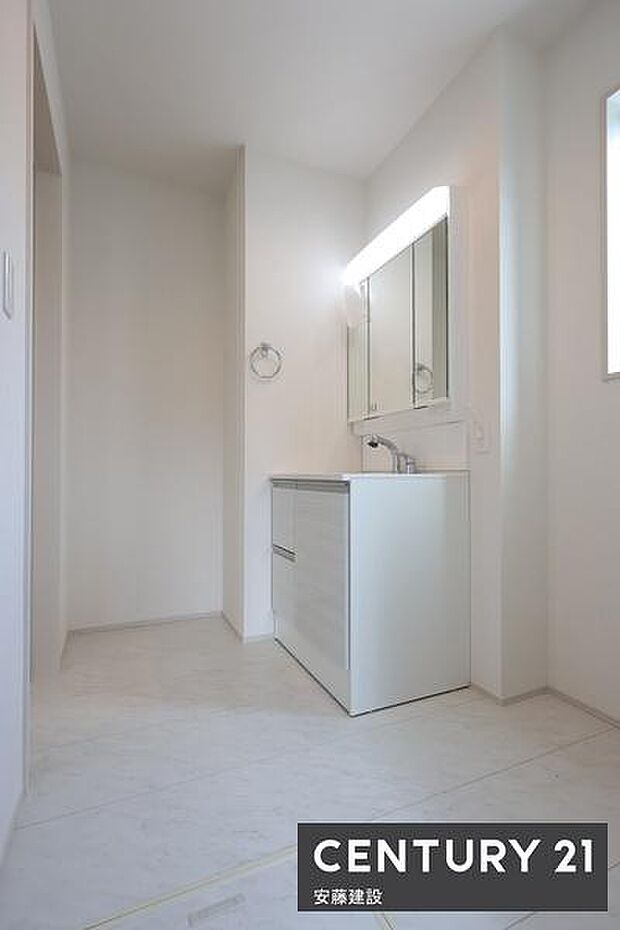 【 洗面所 / Washroom 】清潔感溢れる洗面所は、忙しい朝もストレスフリーに身支度できそうな空間収納力のある三面鏡独立洗面台完備で散らかりがちな洗面所も綺麗に保てます