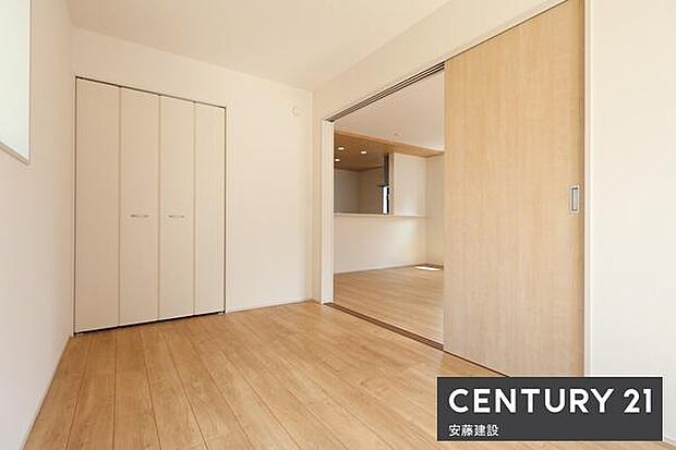 【 洋室 / 5帖 】LDK横の洋室は引戸を開ければより開放的な空間に!お子様の遊び場やテレワークスペースとしても活用できそうですね!