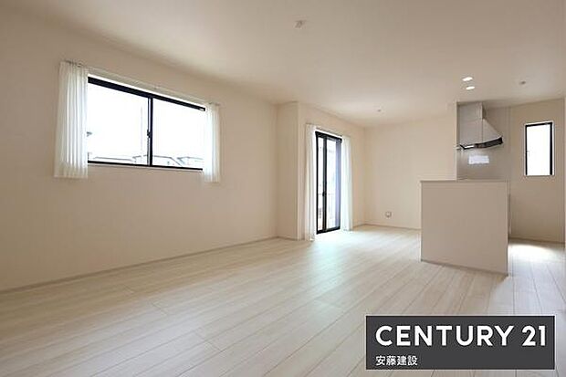 陽当・風通良好の南東角地！三面採光で開放的な16.25帖広々リビング