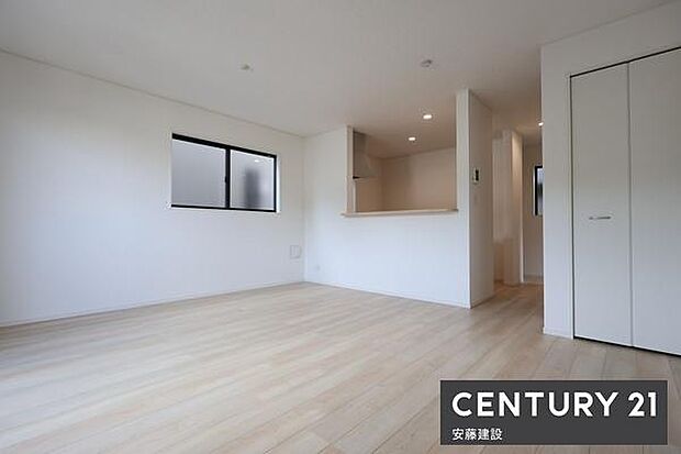 【　2階リビング　/　17帖　】プライベート性が高く、落ち着いて暮らせる2階リビング！ダイニングテーブルとソファーを置いてもゆとりが生まれる空間